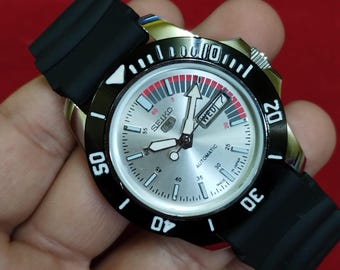 Seiko 5 montre-bracelet automatique japonaise de jour, date, cadran argenté, lunette tournante, 40 mm, remise à neuf.