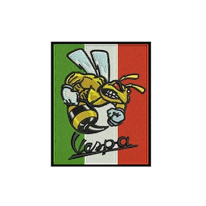 Könnte beinhalten: Ein gestickter Aufnäher mit einer gelben und schwarzen Comic-Wespe auf grünem, weißem und rotem Hintergrund. Der Text "Vespa" ist in Schwarz unter der Wespe geschrieben.