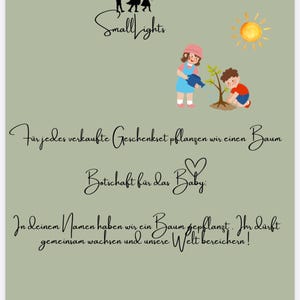 K&ouml;nnte beinhalten: Hellgr&uuml;ne Karte mit dem Text "Small Lights" und Illustrationen von Kindern und einer Sonne. Der Text auf Deutsch besagt, dass f&uuml;r jedes verkaufte Geschenkset ein Baum gepflanzt wird.