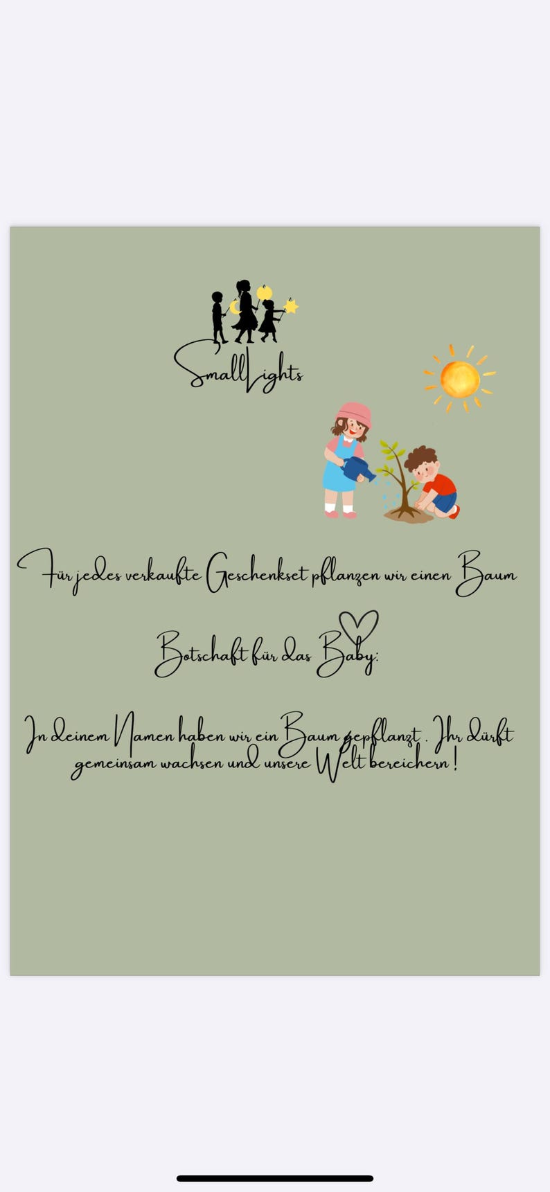 K&ouml;nnte beinhalten: Hellgr&uuml;ne Karte mit dem Text "Small Lights" und Illustrationen von Kindern und einer Sonne. Der Text auf Deutsch besagt, dass f&uuml;r jedes verkaufte Geschenkset ein Baum gepflanzt wird.