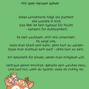 K&ouml;nnte beinhalten: Ein gr&uuml;ner Hintergrund mit deutschem Text und einem Cartoon-Hirsch, der einen Spiegel h&auml;lt. Der Text handelt von Intuition und Freundlichkeit. Das Bild zeigt auch ein Logo mit Silhouetten von Personen.