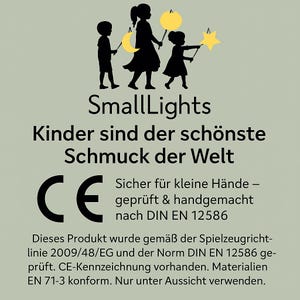 K&ouml;nnte beinhalten: Hellgr&uuml;ner Hintergrund mit dem Text "SmallLights" und "Kinder sind der sch&ouml;nste Schmuck der Welt." Silhouetten von Kindern, die Mond-, Laternen- und Sternformen halten. Das CE-Zeichen ist ebenfalls sichtbar.
