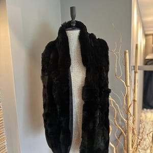 Handgefertigter Schwarzer Rex Kaninchenfellschal: Eleganter Winterschal