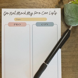 Op de afbeelding: Een afdrukbare voor- en nadelenlijst sjabloon met de tekst "Do not mock My Pro Con Lists" en "YALE" in een blauw-witte vlagvorm. Het sjabloon heeft een sectie voor "PRO" en "CON" met een lijn onder elke sectie om te schrijven. De tekst "Topic:" staat boven de voor- en nadelen secties. De tekst "If the list says it is..." staat onderaan de pagina.