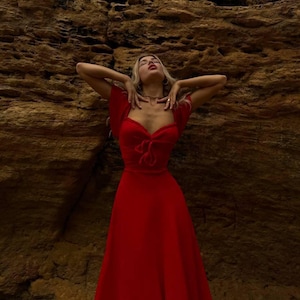 Vestido midi de muselina de algodón rojo: espalda con cordones, hombros descubiertos, estilo cottagecore, estilo bohemio para mujer, ropa de diario para vacaciones.