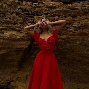 Rotes Baumwoll Maxi Kleid, Schulterfreies Sommerkleid, Musselin Stoff Kleid, Flowy Fit Boho Romantischer Stil, Midi rotes Kleid