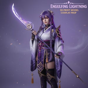 Puede incluir: Una persona con un disfraz de cosplay morado y blanco sosteniendo una lanza morada brillante. El disfraz incluye una peluca morada, una armadura de hombro adornada y un atuendo a juego. El texto en la imagen dice "ENGULFING LIGHTNING 3D PRINT MODEL COSPLAY PROP."