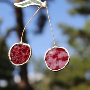 Attrape-soleil en vitrail cerisier : fruits suspendus à la fenêtre