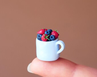 Miniature berries in a cup, berries dollhouse miniatures, berries art, 1:12 scale, miniature kitchen, dollhouse food