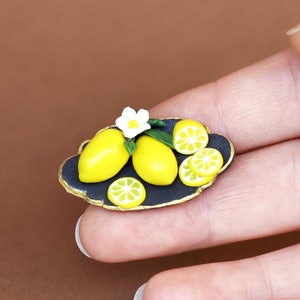 Miniature lemon plate, plate with fruit, mini lemon decor, dollhouse decor diorama, lemon plate scale 1:12, dollhouse kitchen accessories