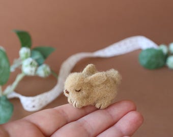 Miniatuur vilten konijn, handgemaakt poppenhuishuisdier