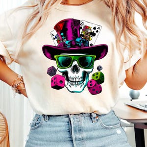 Chemise de poker squelette, chapeau haut de forme, squelette, cartes de poker PNG, art tête de mort enflammé, tête de mort de jeu Png, soirée poker png, conception png, chemise tête de mort dés