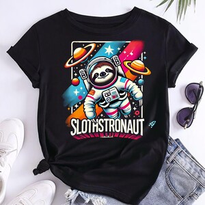 Camiseta retro de astronauta perezoso, PNG de astronauta perezoso para amantes del espacio, arte de astronauta perezoso coqueto, camiseta retro PNG de perezoso espacial, descarga digital