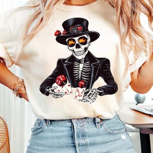 Chemise squelette de poker, chemise dés de tête de mort, cartes de poker PNG, chapeau haut de forme squelette PNG, art tête de mort dés, soirée poker PNG, jeu de dés Png, conception de png