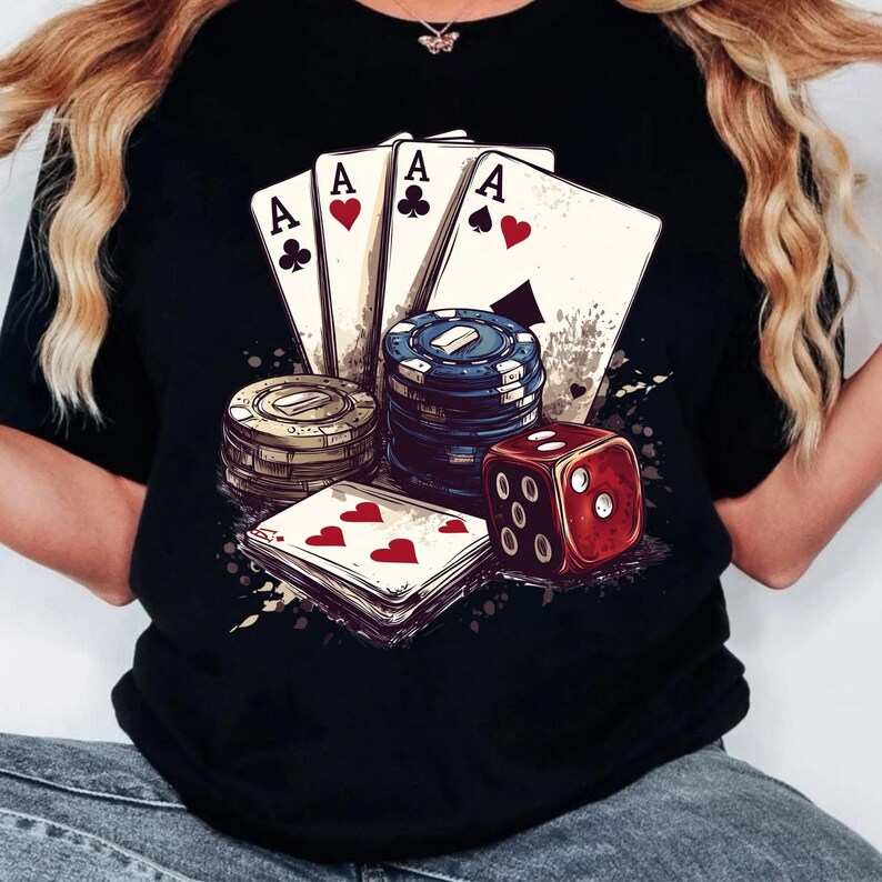 Puede incluir: Camiseta negra con un dise&ntilde;o gr&aacute;fico de cuatro ases, fichas de p&oacute;ker y un dado rojo. El dise&ntilde;o es de estilo vintage con un fondo grunge.