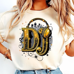 Gold DJ Png, Arte musicale retrò, Maglietta per feste in discoteca, Design cuffie DJ, Amante della musica Png, Download tema festa, Neon Dj Png, Effetto bagliore Dj