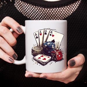 Puede incluir: Taza de cer&aacute;mica blanca con una ilustraci&oacute;n colorida de cuatro ases, fichas de p&oacute;quer y un dado rojo. La ilustraci&oacute;n es de estilo vintage con un fondo grunge.