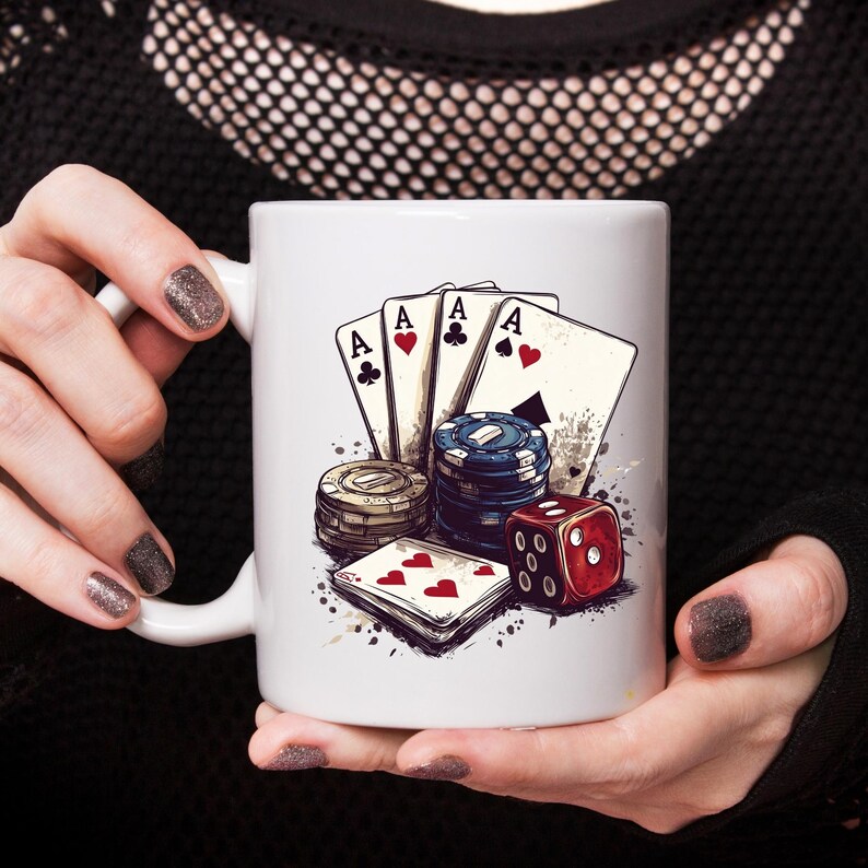 Puede incluir: Taza de cer&aacute;mica blanca con una ilustraci&oacute;n colorida de cuatro ases, fichas de p&oacute;quer y un dado rojo. La ilustraci&oacute;n es de estilo vintage con un fondo grunge.
