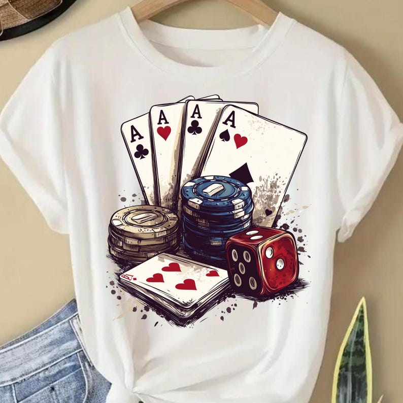 Puede incluir: Camiseta blanca con un estampado gr&aacute;fico de cuatro cartas de juego, fichas de p&oacute;quer y un dado rojo. Las cartas son todas ases y el dado muestra un seis.