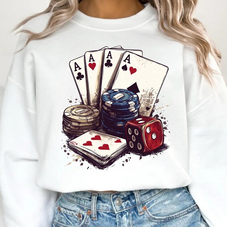 Puede incluir: Sudadera blanca con un estampado gr&aacute;fico de cuatro cartas de juego, una pila de fichas de p&oacute;quer y un dado rojo. Las cartas son todas ases y tienen un coraz&oacute;n rojo, una pica negra, un tr&eacute;bol negro y un diamante rojo.
