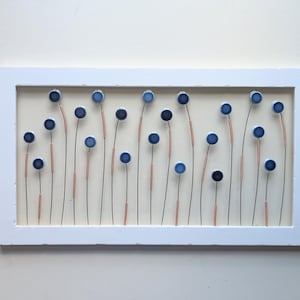 Abstracte klaproos in een lijst van hars: blauw, zilver en koper (30 x 53 cm)
