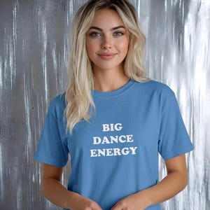 Camiseta de baloncesto minimalista Big Dance Energy Tee / Comfort Colors®, de primera calidad, súper cómoda y supersuave, para usar todo el día.