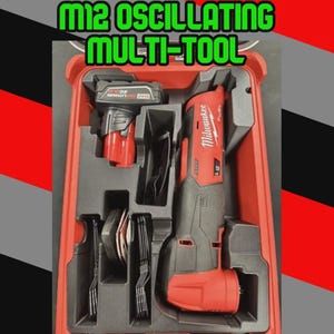 Può includere: Un utensile multifunzione oscillante Milwaukee M12 rosso e nero con batteria e varie lame da taglio in metallo riposto in una custodia in plastica rossa sagomata. Il testo M12 OSCILLATING MULTI-TOOL è visualizzato nella parte superiore.