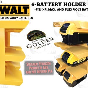Może przedstawiać: Żółty uchwyt na 6 baterii DeWalt. Przeznaczony do baterii XR, Max i Flex Volt. Tekst na uchwycie brzmi "Superior Strength, Printed in ABS and Not Inferior PLA."