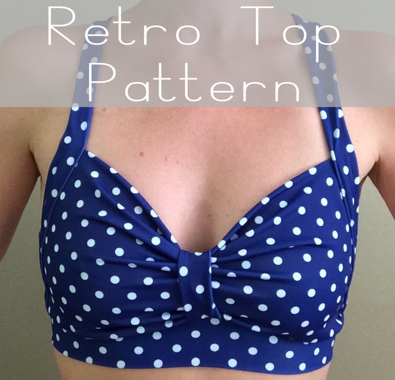 Puede incluir: Un top halter de lunares azul y blanco con un detalle de lazo en la parte delantera. El top es de estilo retro.