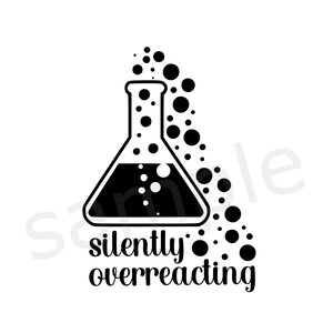 Puede incluir: Ilustración en blanco y negro de un vaso de precipitados con burbujas que salen de él. El texto "silently overreacting" está debajo del vaso de precipitados.