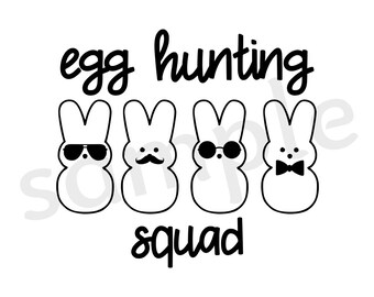 Peut inclure: Illustration en noir et blanc de quatre lapins de Pâques en guimauve avec différents accessoires. Le texte "egg hunting squad" est écrit sous les lapins.