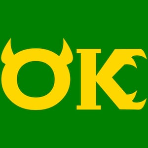 以下が含まれることがあります： 緑色の背景に黄色の文字「OK」が描かれています。「O」には角があり、「K」には爪のような拡張があります。デザインはシンプルで大胆で、色のコントラストがはっきりしています。