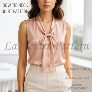 Puede incluir: Una camisa sin mangas de color rosa pálido con cuello de lazo. La camisa tiene una botonadura y se combina con pantalones color crema. El texto en la imagen dice "BOW TIE NECK SHIRT PATTERN" y "La Verart Pattern".
