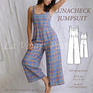 Pode incluir: Macacão xadrez em tons de azul, laranja e roxo, com decote quadrado e pernas largas. A imagem inclui um desenho linear do macacão e o texto "LUNACHECK JUMPSUIT". O padrão está disponível nos tamanhos XS a 4XL.