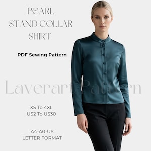 Pode incluir: Uma camisa de manga comprida verde-azulado com gola padre e carcela de botões frontal. Texto: PEARL STAND COLLAR SHIRT, PDF Sewing Pattern, Laverart Pattern, XS To 4XL, US2 To US30, A4-A0-US LETTER FORMAT. A camisa é combinada com calças pretas.