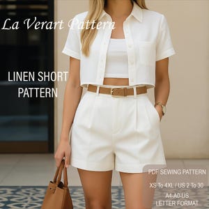 以下が含まれることがあります： 白いリネンのショートセット。クロップドボタンダウンシャツ、タンクトップ、ハイウエストショーツが含まれています。茶色のベルトで装飾されています。「La Verart Pattern」と「LINEN SHORT PATTERN」の文字が見えます。画像にはPDFソーイングパターンのテキストも含まれています。