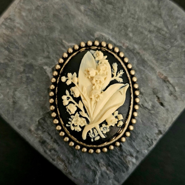 Cameobroche lelietje-van-dalen, antieke koperen bloemensieraden