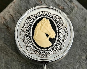Pastillero con camafeo de caballo, pastillero plateado, pastillero de caballo, regalo de dama de honor, pastillero ecuestre, pastillero de animal, regalo navideño único