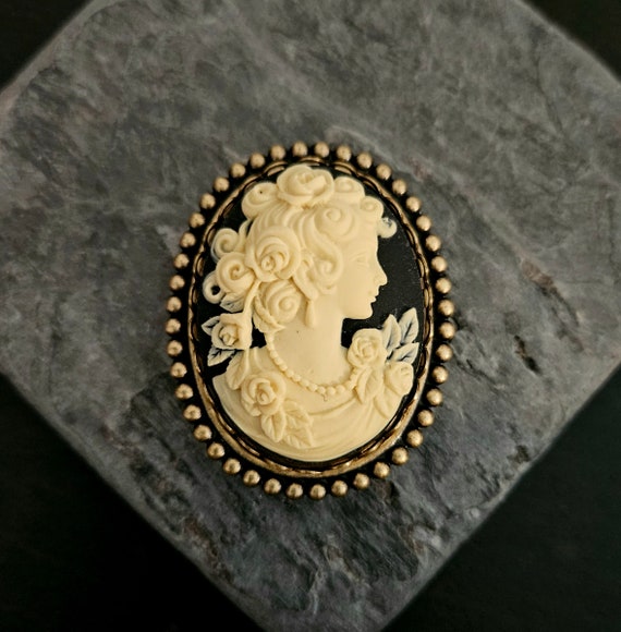 Broche Ancienne Camée - Monture En Métal Plaqué Or - Bijou Vintage Et élégant