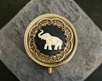 Pastillero con camafeo de elefante, recipiente de filigrana de latón envejecido