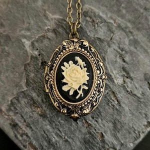 Rose Cameo Medaillon Halskette, Blumen Kamee, antike Messing Medaillon, Kamee Schmuck, Urlaub Geschenkideen, Geschenkideen für Mama, einzigartiges Weihnachtsgeschenk