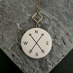 Medallón de rosa de los vientos, collar de medallón de latón antiguo, medallón de estrella náutica, medallón de mapa, ideas de regalos navideños, regalo de Navidad único