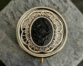 Schwarze Rose Cameo Pill Box, antike Messing Gothic Filigree