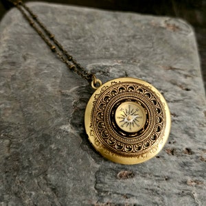 Working compass locket, round nautical locket, travel locket, gift for travelers, holiday gift ideas, unique Christmas gift, gifts for geeks