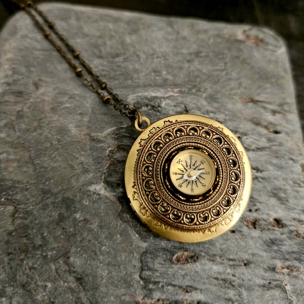 Working compass locket, round nautical locket, travel locket, gift for travelers, holiday gift ideas, unique Christmas gift, gifts for geeks