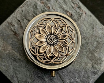 Sonnenblume Pillendose, antike Messing Pillendose, Blumenpillendose, Brautjungfer Geschenk, Urlaub Geschenkideen, Weihnachtsgeschenke