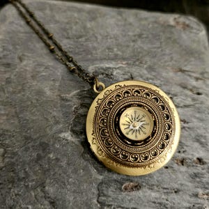Working compass locket, round nautical locket, travel locket, gift for travelers, holiday gift ideas, unique Christmas gift, gifts for geeks