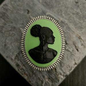 Broszka z afrykańską kameą, czarna broszka z kameą, broszka afroamerykańska, prezent na Kwanzaa, srebrna broszka, pomysły na prezent dla mamy, wyjątkowy prezent świąteczny