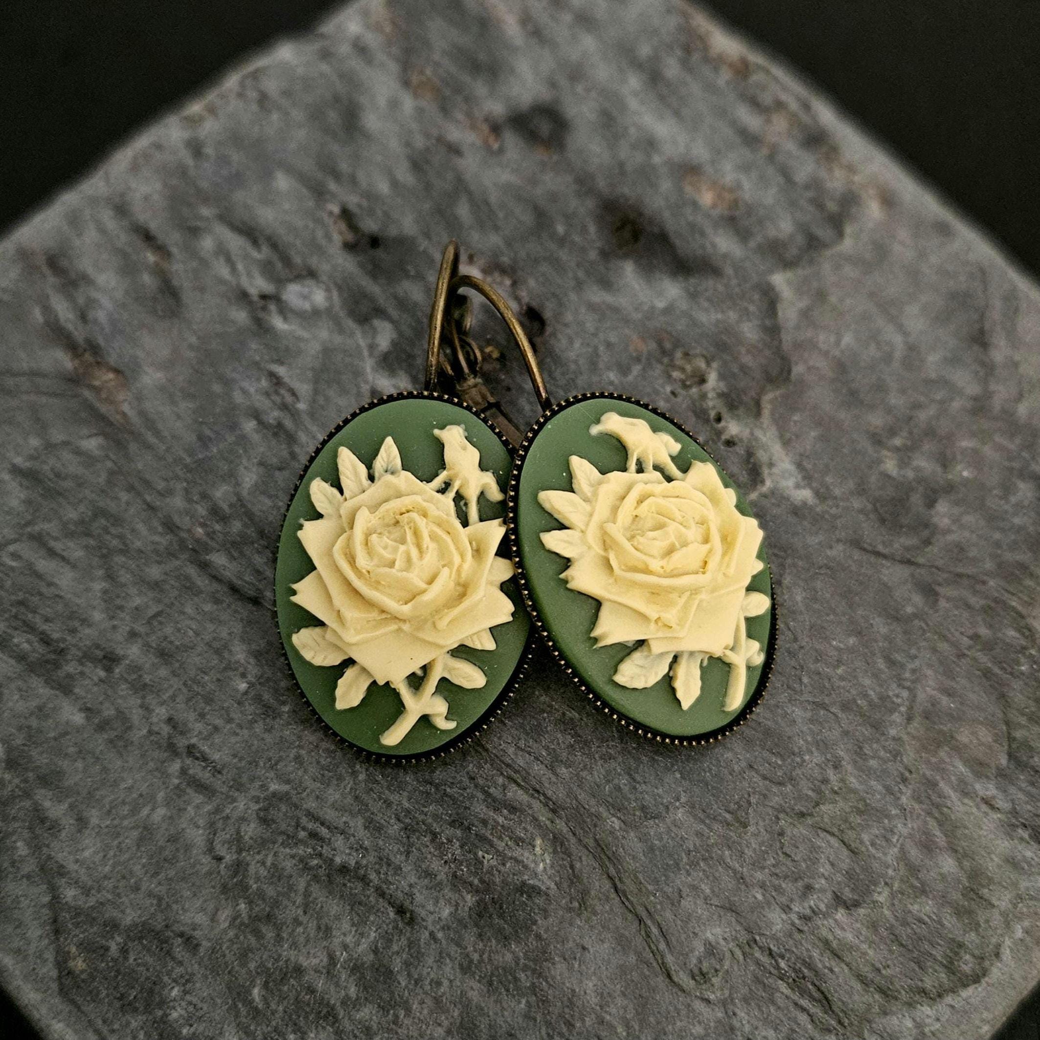 Boucles D'oreilles Camée Monture Dorée – Dormeuses, Motif Guilloché, Occasion