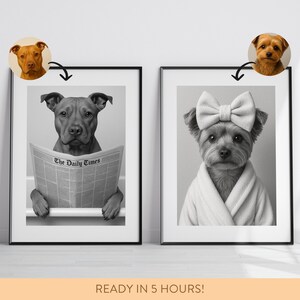 Peut inclure: Deux portraits de chiens en noir et blanc encadr&eacute;s. L'un montre un chien lisant un journal intitul&eacute; "The Daily Times". L'autre montre un chien portant un n&oelig;ud et un peignoir. Les portraits sont affich&eacute;s sur une surface blanche.